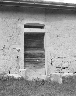 Porte du logis sur la façade antérieure. © Région Bourgogne-Franche-Comté, Inventaire du patrimoine