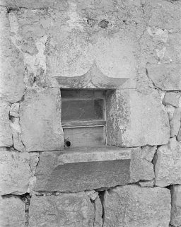 Fenêtre en accolade sur la façade postérieure. © Région Bourgogne-Franche-Comté, Inventaire du patrimoine