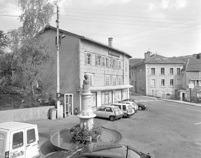 La fontaine Désiré Dalloz et le magasin de la Fraternelle. © Région Bourgogne-Franche-Comté, Inventaire du patrimoine