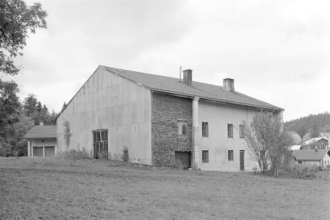 Façade antérieure et face sud-ouest. © Région Bourgogne-Franche-Comté, Inventaire du patrimoine