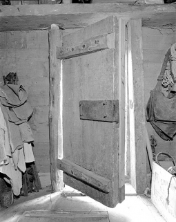 Porte intérieure du grenier fort. © Région Bourgogne-Franche-Comté, Inventaire du patrimoine