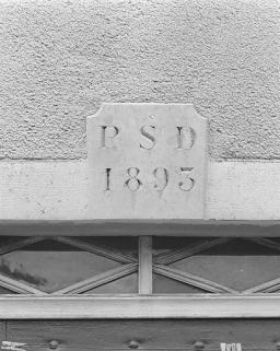 Date et initiales sur le linteau de la façade antérieure. © Région Bourgogne-Franche-Comté, Inventaire du patrimoine