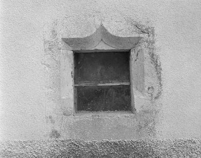 Fenêtre avec linteau en accolade sur la façade postérieure. © Région Bourgogne-Franche-Comté, Inventaire du patrimoine