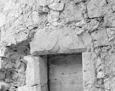 Date portée par la porte de l'étable sur la façade postérieure. © Région Bourgogne-Franche-Comté, Inventaire du patrimoine