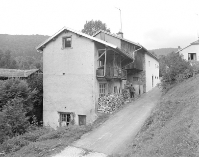 L'atelier de tournerie, façade avec balcon et le four accolé à la ferme. © Région Bourgogne-Franche-Comté, Inventaire du patrimoine