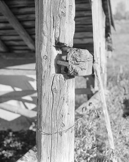 Assemblage à mi-bois poteaux-panne par une cheville. © Région Bourgogne-Franche-Comté, Inventaire du patrimoine