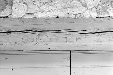 Date et inscription sur le linteau de la porte de l'étable. © Région Bourgogne-Franche-Comté, Inventaire du patrimoine