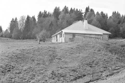 Face nord-est et façade antérieure du chalet d'estive de la Pièce d'Aval. © Région Bourgogne-Franche-Comté, Inventaire du patrimoine