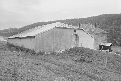 Face sud-ouest et façade postérieure. © Région Bourgogne-Franche-Comté, Inventaire du patrimoine