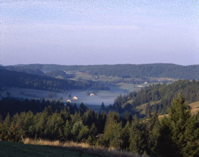 Fermes dispersées dans le paysage. © Région Bourgogne-Franche-Comté, Inventaire du patrimoine
