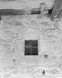 Fenêtre au linteau en accolade dans la galerie. © Région Bourgogne-Franche-Comté, Inventaire du patrimoine