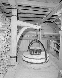 Meule gisante en place, potence pour habiller la meule. © Région Bourgogne-Franche-Comté, Inventaire du patrimoine