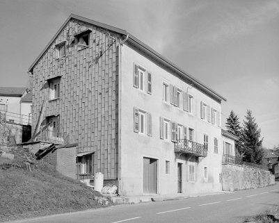Façade antérieure et face sud-ouest. © Région Bourgogne-Franche-Comté, Inventaire du patrimoine