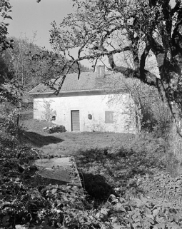 Façade antérieure et fontaine. © Région Bourgogne-Franche-Comté, Inventaire du patrimoine