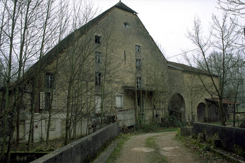 Façade antérieure de trois quarts gauche. © Région Bourgogne-Franche-Comté, Inventaire du patrimoine