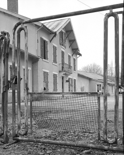 Façade du bureau et logement de trois quarts gauche. © Région Bourgogne-Franche-Comté, Inventaire du patrimoine