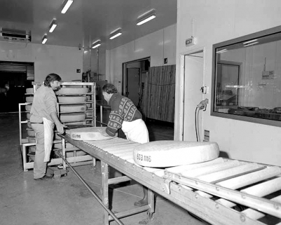 Quai de réception : déchargement des meules de comté. © Région Bourgogne-Franche-Comté, Inventaire du patrimoine Quai de réception : déchargement des meules de comté. © Région Bourgogne-Franche-Comté, Inventaire du patrimoine