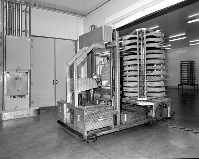 Transport des meules sur chariot électrique. © Région Bourgogne-Franche-Comté, Inventaire du patrimoine Transport des meules sur chariot électrique. © Région Bourgogne-Franche-Comté, Inventaire du patrimoine