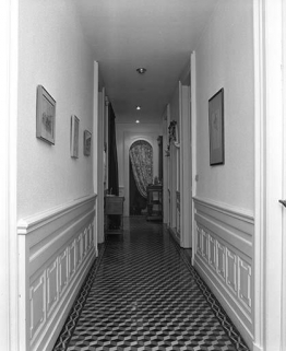 Vue générale du couloir du 4ème étage depuis le salon d'angle. © Région Bourgogne-Franche-Comté, Inventaire du patrimoine