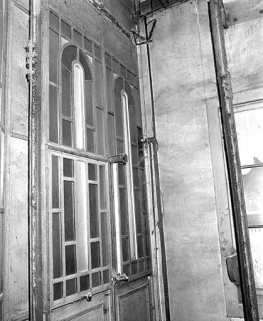 Intérieur de la cage de l'ascenseur, porte ouvrant sur le couloir du 4ème étage. © Région Bourgogne-Franche-Comté, Inventaire du patrimoine