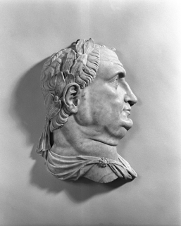 Décor de 6 bas-reliefs, galerie du premier étage : tête de l'empereur Vitellius. © Région Bourgogne-Franche-Comté, Inventaire du patrimoine Décor de 6 bas-reliefs, galerie du premier étage : tête de l'empereur Vitellius. © Région Bourgogne-Franche-Comté, Inventaire du patrimoine