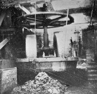 Meules d'écrasement de la pâte. © Région Bourgogne-Franche-Comté, Inventaire du patrimoine