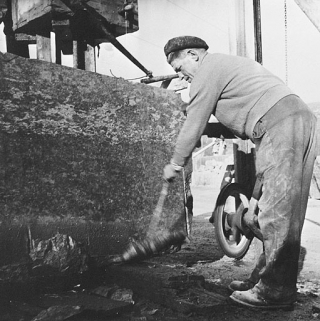Suppression des aspérités sur la face d'un bloc taillé au fil hélicoïdal (vue rapprochée). © Région Bourgogne-Franche-Comté, Inventaire du patrimoine