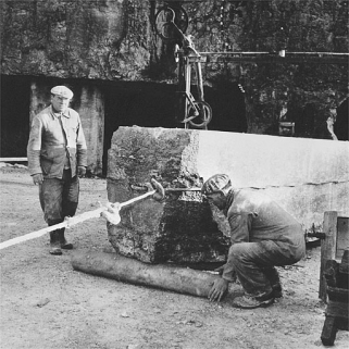 Tirage d'un bloc sur le chantier : mise en place de rouleaux sous le bloc. © Région Bourgogne-Franche-Comté, Inventaire du patrimoine
