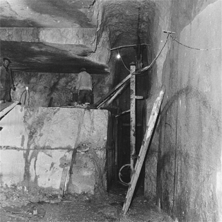 Intérieur de la carrière : fil hélicoïdal en place après dégagement des stériles. © Région Bourgogne-Franche-Comté, Inventaire du patrimoine