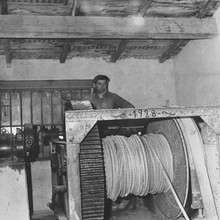 Tirage d'un bloc sur le chantier : le treuil. © Région Bourgogne-Franche-Comté, Inventaire du patrimoine