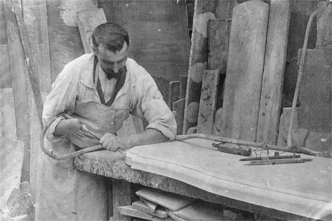 Ouvrier sculptant un dessus de cheminée ou de table. © Région Bourgogne-Franche-Comté, Inventaire du patrimoine
