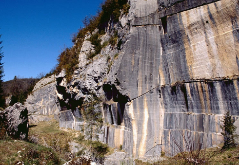 Carrière, partie sud : vue du front de taille en enfilade. © Région Bourgogne-Franche-Comté, Inventaire du patrimoine