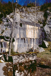 Carrière, partie sud : vue d'ensemble du front de taille. © Région Bourgogne-Franche-Comté, Inventaire du patrimoine