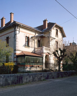 Vue d'ensemble de la façade antérieure, de trois quarts gauche. © Région Bourgogne-Franche-Comté, Inventaire du patrimoine
