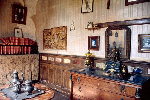 Bureau : échantillons de marbre intégrés dans le lambris d'appui. © Région Bourgogne-Franche-Comté, Inventaire du patrimoine