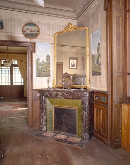 Cheminée du bureau. Modèle n° 22, en vert des Alpes. © Région Bourgogne-Franche-Comté, Inventaire du patrimoine