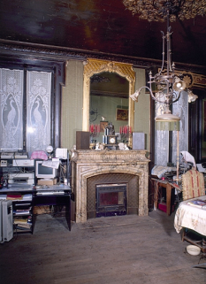 Cheminée de la salle à manger. Modèle n° 37 (n° 241 Millerant), en escalettes. © Région Bourgogne-Franche-Comté, Inventaire du patrimoine