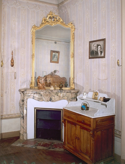 Cheminée de la chambre à coucher sud. Modèle n° 54, en escalettes. © Région Bourgogne-Franche-Comté, Inventaire du patrimoine