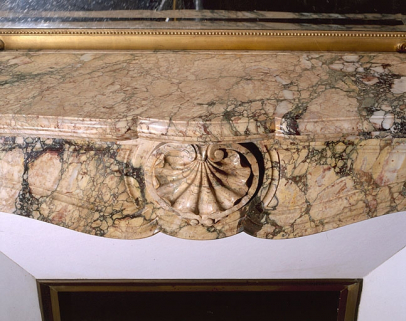 Cheminée de la chambre à coucher sud : arc chantourné orné et tablette. © Région Bourgogne-Franche-Comté, Inventaire du patrimoine