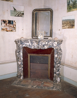 Cheminée de la chambre à coucher nord. Modèle n° 53 (n° 188 Millerant), en brèche orientale. © Région Bourgogne-Franche-Comté, Inventaire du patrimoine