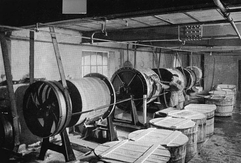 Le broyage des émaux. © Région Bourgogne-Franche-Comté, Inventaire du patrimoine