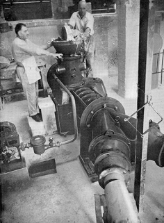 La préparation des pâtes (mouleuse sous vide). © Région Bourgogne-Franche-Comté, Inventaire du patrimoine