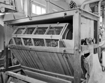 Détail du tambour chargé de cônes. © Région Bourgogne-Franche-Comté, Inventaire du patrimoine