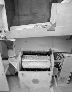 Vue plongeante. Le démontage de la paroi supérieure laisse apparaître les brosses (fibres végétales). © Région Bourgogne-Franche-Comté, Inventaire du patrimoine