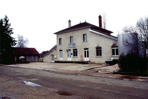Façade antérieure de trois quarts droit. © Région Bourgogne-Franche-Comté, Inventaire du patrimoine