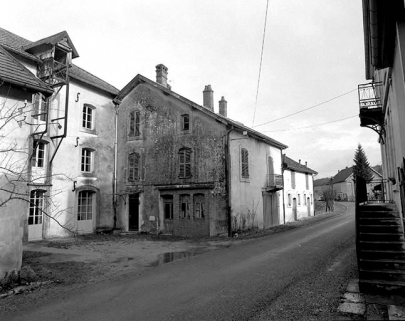 Façades sur cour de l'atelier de fabrication et du bâtiment des logements et bureau. © Région Bourgogne-Franche-Comté, Inventaire du patrimoine