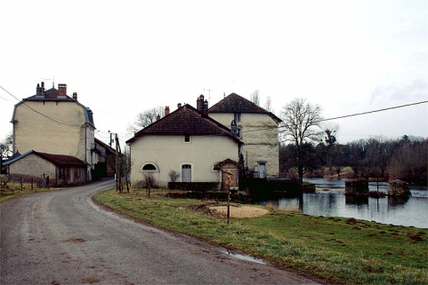 Vue d'ensemble depuis la route départementale. © Région Bourgogne-Franche-Comté, Inventaire du patrimoine