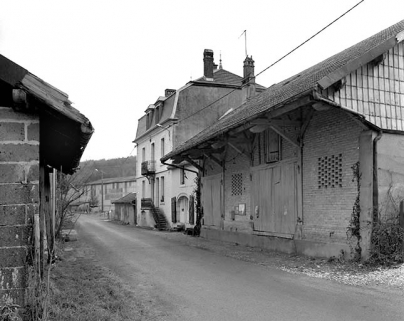 Vue en enfilade depuis la route.De gauche à droite : logement patronal, logement d'ouvriers et entrepôt industriel. © Région Bourgogne-Franche-Comté, Inventaire du patrimoine
