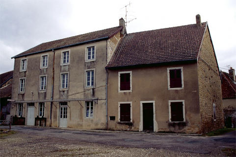 Façade antérieure de trois quarts droit. © Région Bourgogne-Franche-Comté, Inventaire du patrimoine