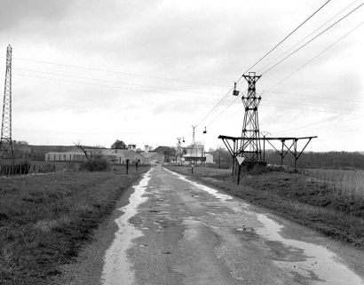 Le transporteur par câbles, à mi-chemin entre la plâtrière (au fond) et la carrière. © Région Bourgogne-Franche-Comté, Inventaire du patrimoine